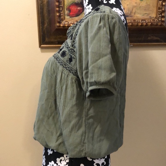 Mudd bohemian embroidered elastic hems short sleeved crinkly lightweight top - Picture 2 of 11